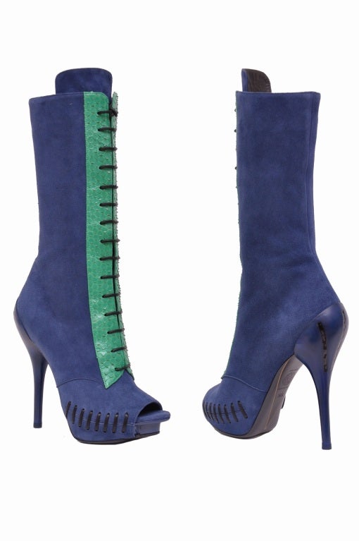 Versace boots

 •Brand new

Versace gives a winter staple a directional makeover with these blue leather boots with a chic open toe and python trim. For maximum impact, wear this standout style with bare legs and your favorite LBD. 

Size is