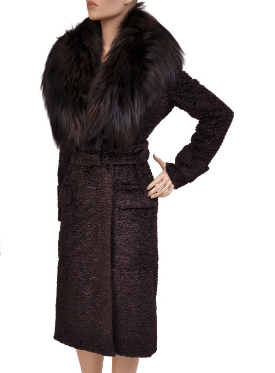 $17, 380 New Tom Ford Marron Astrakan Velvet Coat with Fox Fur In New Condition In Montgomery, TX