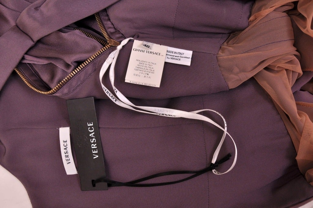 P/E 2009 Ln° 37 - VERSACE - Robe longue violette à une épaule avec cœurs 46 - 10 en vente 7