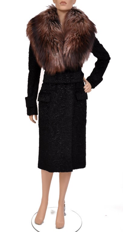 TOM FORD 

BLACK GLACE’ ASTRAKAN VELVET COAT WITH MAXI FUR COLLAR

 Tom Ford's velvet coat is the ultimate luxury for the fashion-forward. 

IT Size: 42

Guaranteed to turn heads & stop traffic whenever & wherever you wear it!

Made in