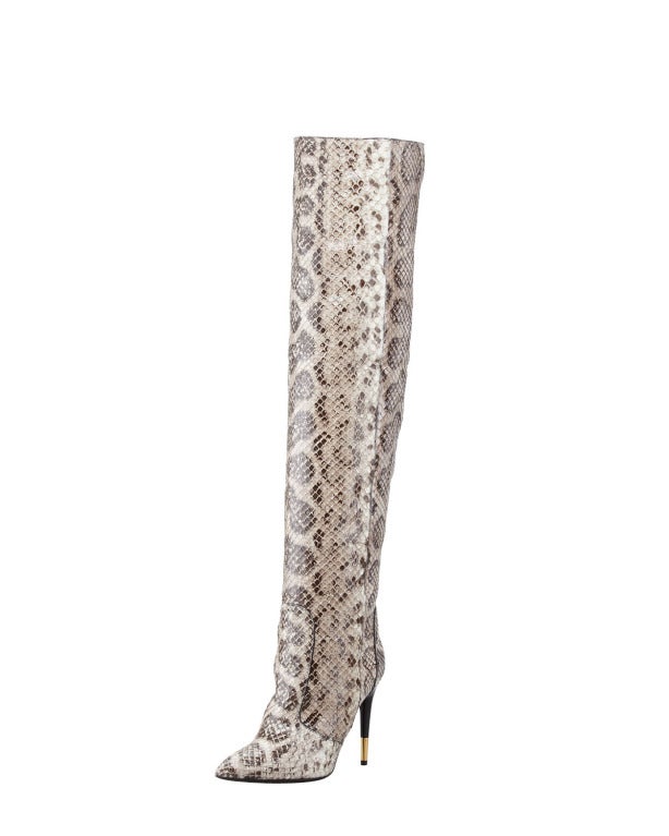 TOM FORD ANACONDA OVER THE KNEE BOOTS

Looking to make a fierce fashion statement this season? Nothing says it more than the anaconda that forms this Tom Ford stiletto boot.

Genuine anaconda (Argentina).
Pointed toe.
4 1/4