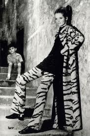 Iconic Valentino Tiger print Coat and Pants

Verushka wore a similar Valentino set for 1967 Vogue

Size 10

Excellent condition