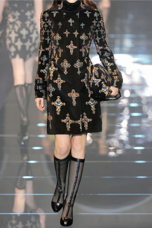 VERSACE
Printed velvet coat

Multicolored baroque cross-print velvet.
Buckle-fastening leather tabs at cuffs, side slit pockets, band detail and kick pleats at back, piping trims, fully lined.
Concealed zip and snap fastenings through
