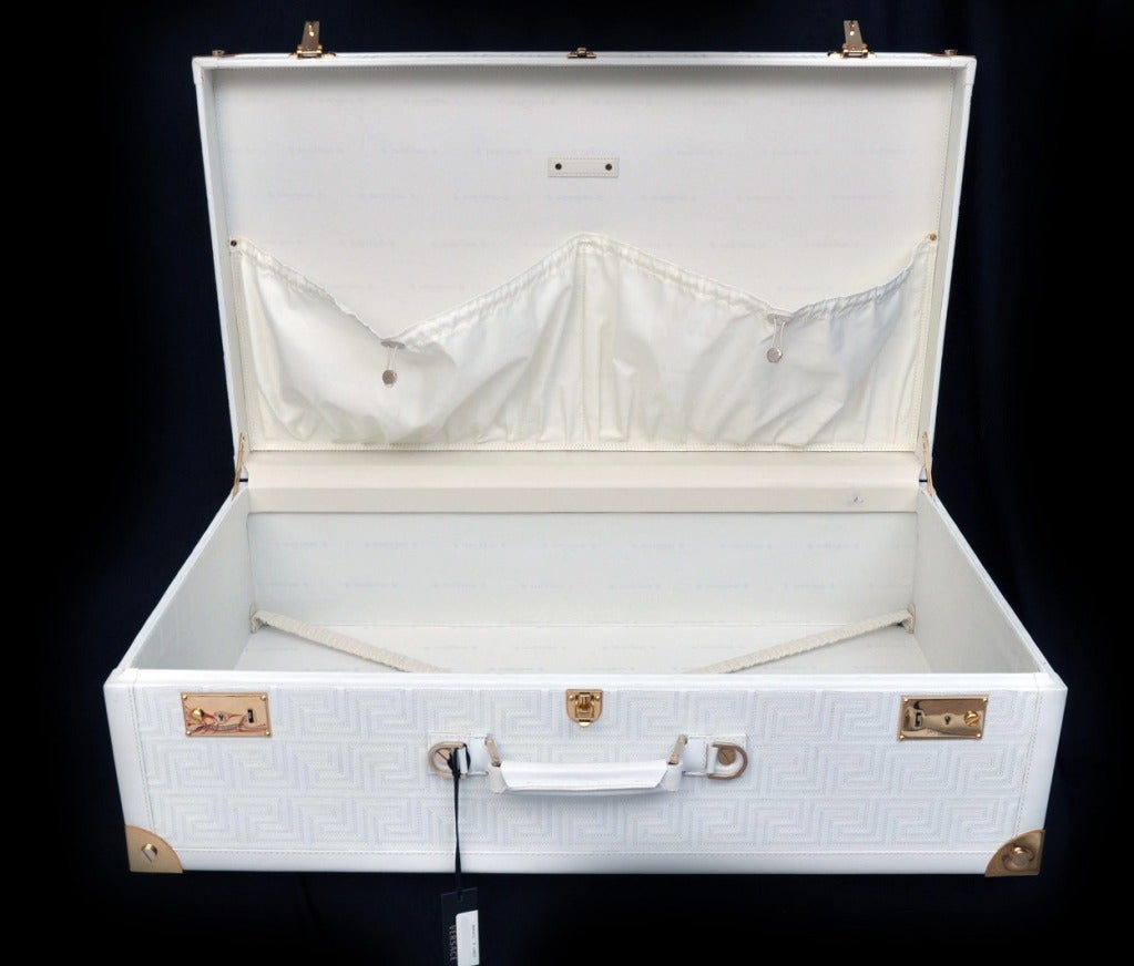 Neu GIANNI VERSACE COUTURE EMBROIDERED WHITE LEATHER SUITCASE im Zustand „Neu“ in Montgomery, TX