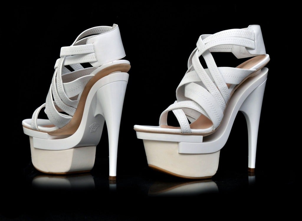 VERSACE PLATFORM SANDALS

Der Absatz misst ungefähr 180mm/ 7 Inch mit einem 65mm Plateau. 

Fabelhafter als die schwindelerregenden weißen Ledersandalen von Versace 

kann ein Schuh nicht sein. 

Mit ihrem gewagten Design und dem überlappenden