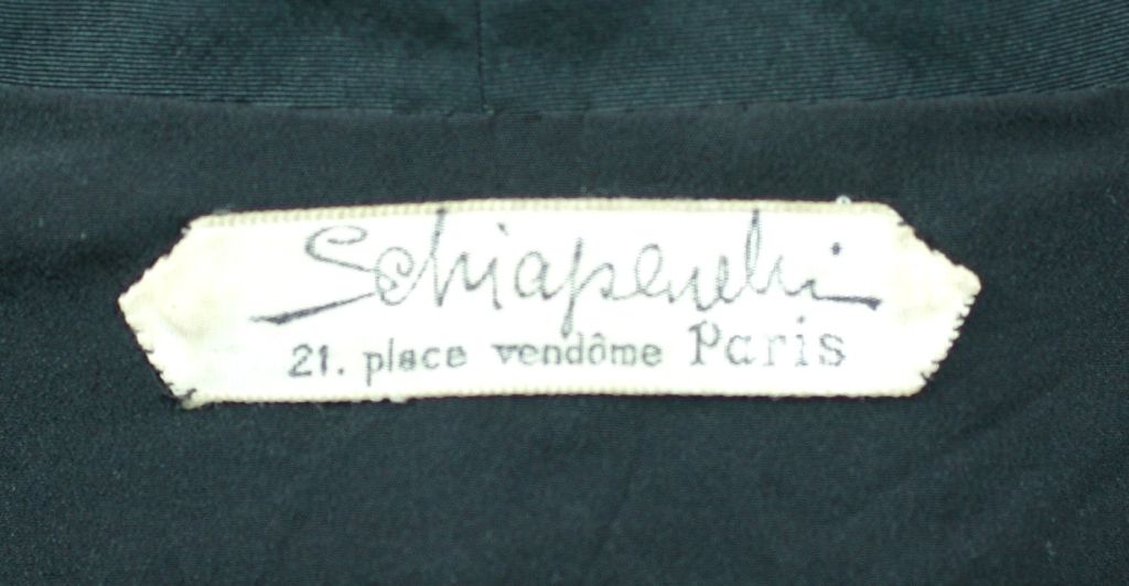 Seltene Schiaparelli-Schwarz  Gesteppter Abendumhang aus Faille, 1951 im Angebot 6