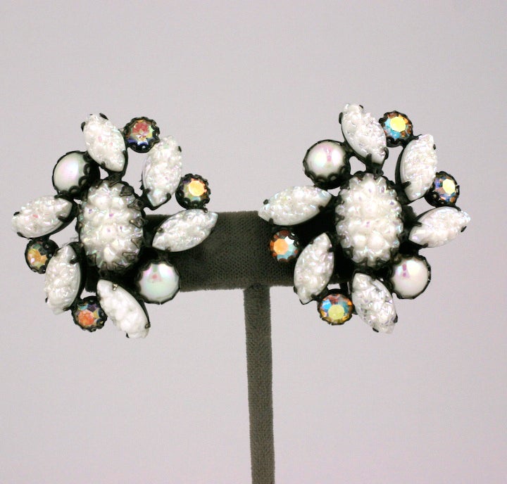Schiaparelli's costume jewelery of the 1950's continued the leit motifs from her pre-war and post-war couture collections.
Nature,art, ethnic cultures and influences such as surrealism are ingrained in the DNA of each piece.
Schiaparelli's seal of