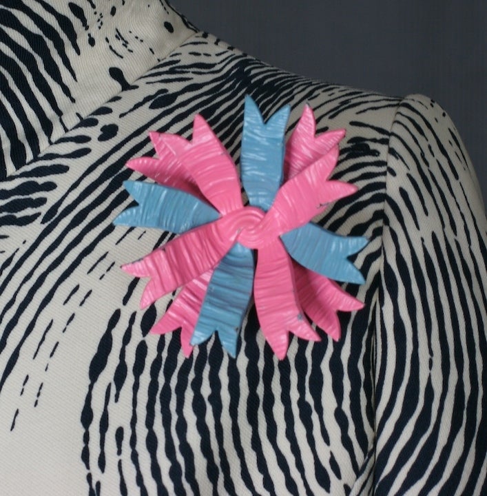 Art Deco Haute Couture Shocking Pink and Blue Schiaparelli Kings Ribbons Bow Brooch For Sale