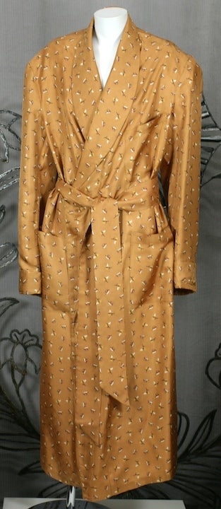 Schiaparelli's silk twill men's dressing robe 1950's.
The feathered fishing fly is a recurrent Schiaparelli motif in fabrics and buttons appropriated from her designs of the 1930s.
Excellent condition. L-XL.