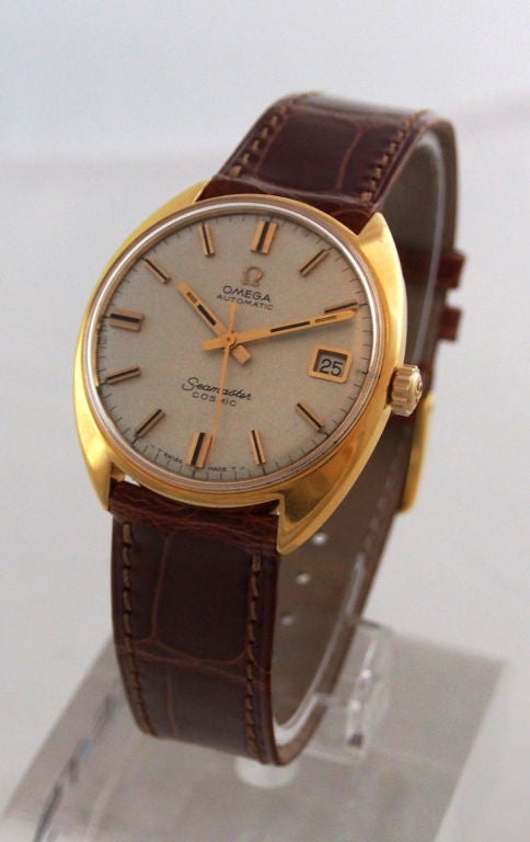 Omega Gilt Seamaster Cosmic Wristwatch with Date In Excellent Condition In Los Angeles, CA