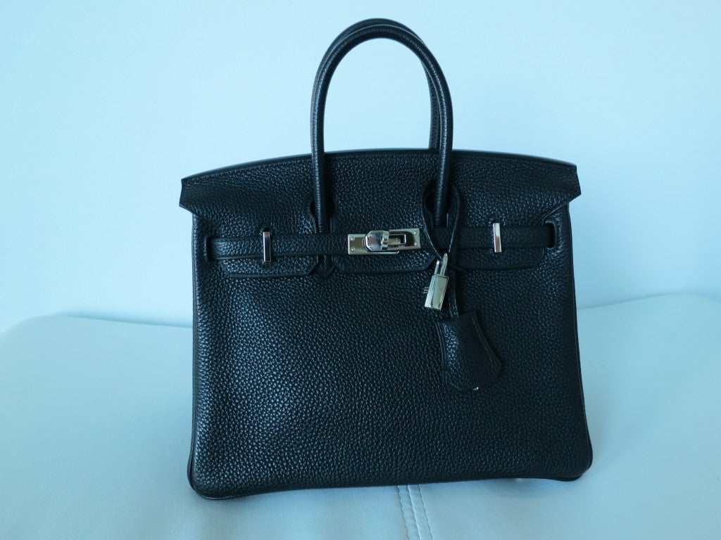 Chic and distinguished. The 25cm birkin is not only fashionable but easy to wear from day to evening. Black togo with PHW is the to go bag with everything. Hard to find and truly a classic.
Pre-owned and in excellent condition. The bag comes with