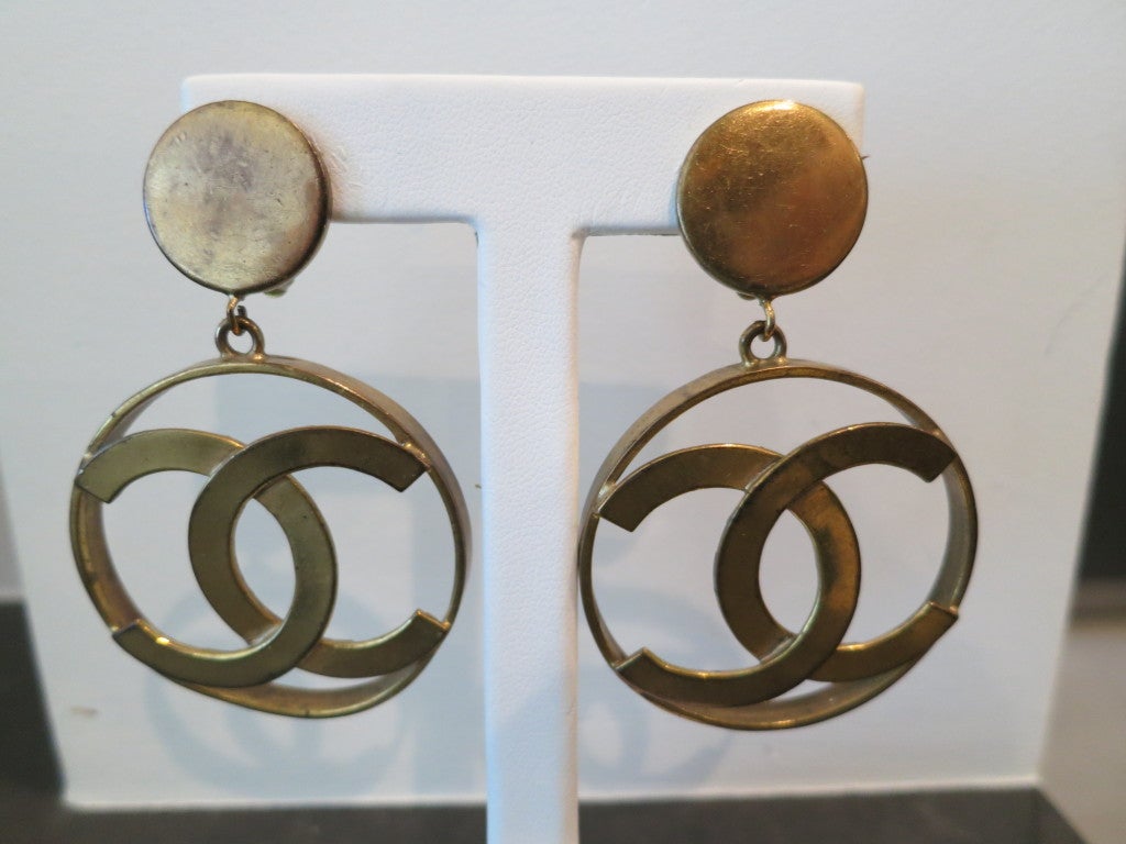 Chanel vintage gold colored clip on earrings. Very comfortable and lightweight. Makes a great statement with long hair or short, it doesn't matter. It will complete any outfit.
Contact dealer for measurements.