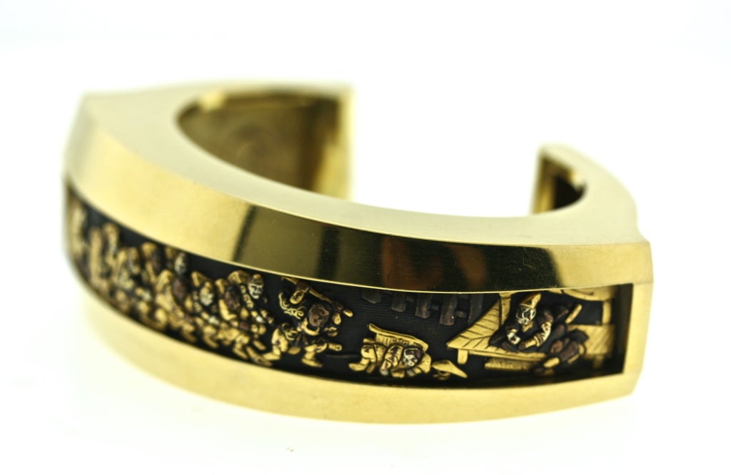 A very stylish 1960s 18k gold cuff bracelet with an inset plaque of shakudo metalwork dating back to the era of Samurai sword making. Master craftsmen would carve mixed metals to make the highly prized and decorated swords of the samurai warriors.