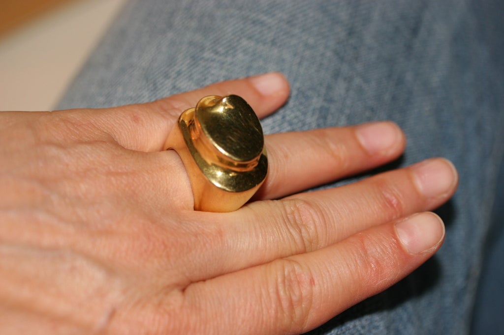 PATRICIA VON MUSULIN Gold Swirling Ring In Excellent Condition For Sale In New York, NY