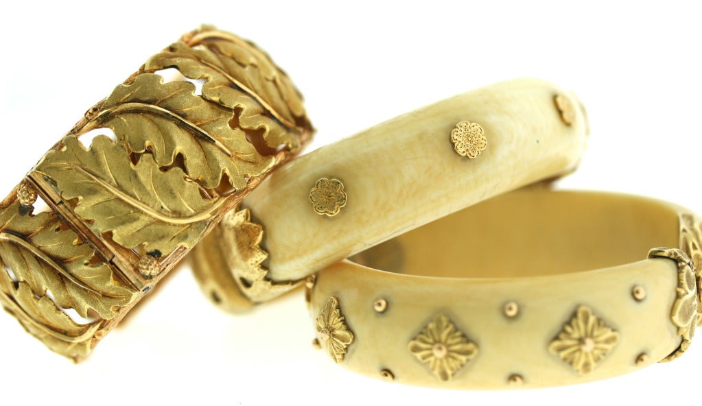 BUCCELLATI Pair of Ivory and Gold Bangle Bracelets In Excellent Condition In New York, NY