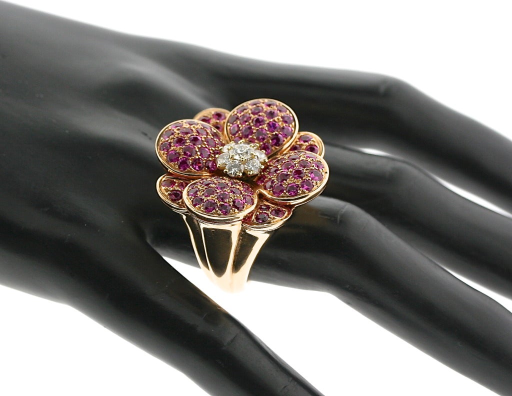 VAN CLEEF & ARPELS Pink Sapphire and Diamond Cocktail Ring In Excellent Condition In New York, NY