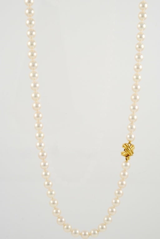 18kt yellow gold South Sea pearl necklace by Tiffany & Co. A total of 67 pearls of 7.5mm in diameter.