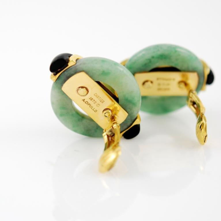 Pair of clip-on earrings in 18kt yellow gold with jade and onyx. A. Cipullo for Cartier, 1972.