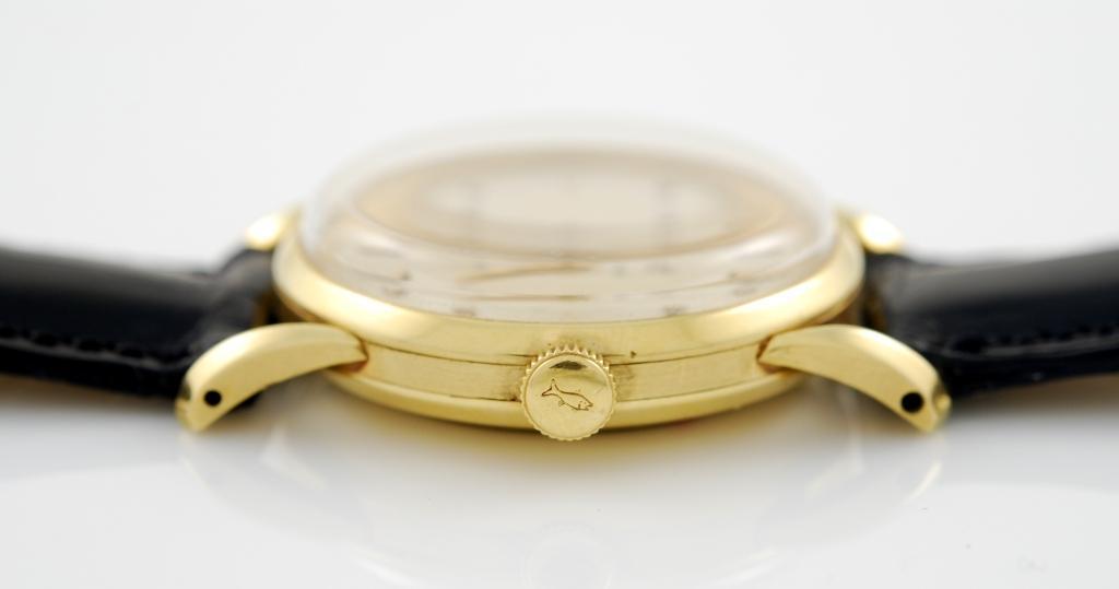 Women's or Men's IWC Yellow Gold Wristwatch circa 1950s For Sale