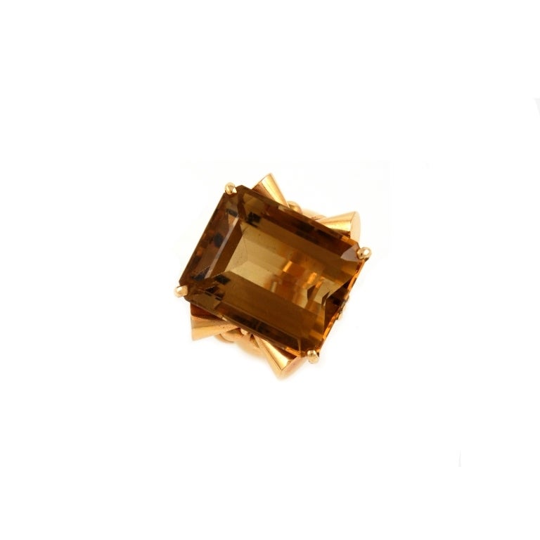 18kt rose gold ring featuring a topaz of approximately 38ct, 1940's.