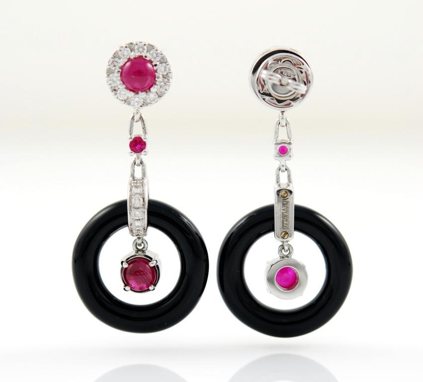 Pair of beautiful onyx earrings with diamonds of an approximate weight of 0.80 carats and rubies for about 3.20 carats, mounted in white gold.

The earrings are part of the collection 