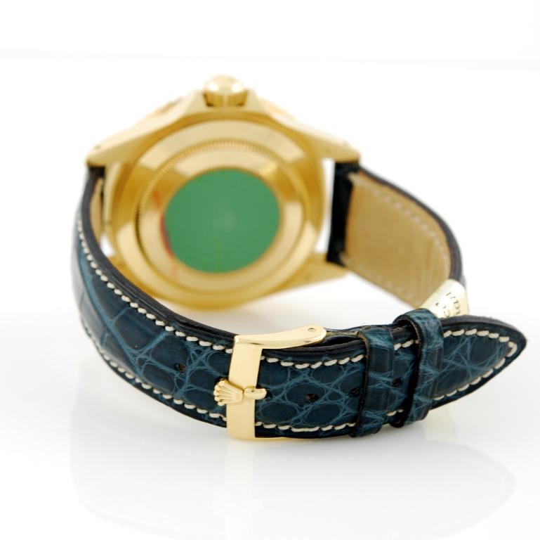 18k yellow gold blue bezel and blue dial Rolex Submariner wristwatch, Ref. 16618, purchased in 1990. Blue dial with 18k yellow gold hands, luminous 18k yellow gold outlined hour marker dots and magnified date display. Uni-directional rotating