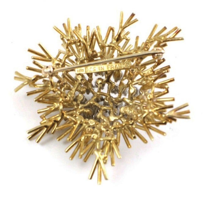Fine vintage 18K yellow gold and diamond 'cluster' brooch. Signed mid twentieth century item made in France. Item features 26 mounted brilliant cut diamonds (approx. 2.6tcw, white G-H VS1). Original pin back intact. Excellent design and execution.