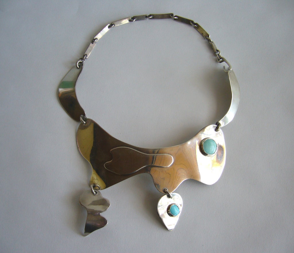 Una rarissima collana in sterlina e turchese disegnata da Sam Kramer (1913-1964) di New York tra la fine degli anni '40 e l'inizio degli anni '50. La collana misura 17