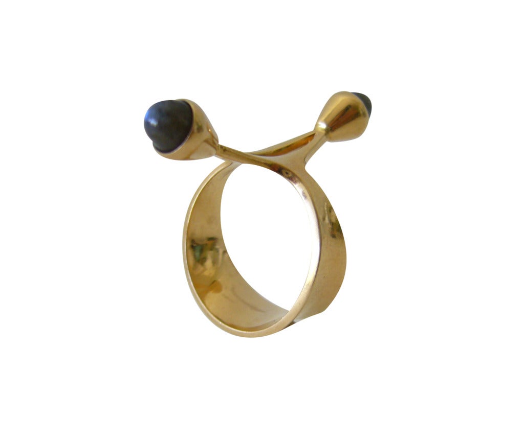 Ein interessanter Ring aus 14 Karat Gold und Spektrolith:: entworfen von Elis Kauppi für Kupitaan Kulta aus Finnland.  Der Ring hat die Fingergröße 6 und ist mit der Amboss-Marke 585:: Finnland:: signiert.  In ausgezeichnetem Vintage-Zustand.