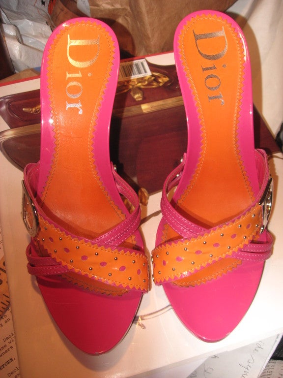 Dior Pink und Orange Sandalen im Zustand „Hervorragend“ in Water Mill, NY