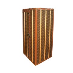 Rare malle à vapeur d'armoire de 56 pouces Louis Vuitton