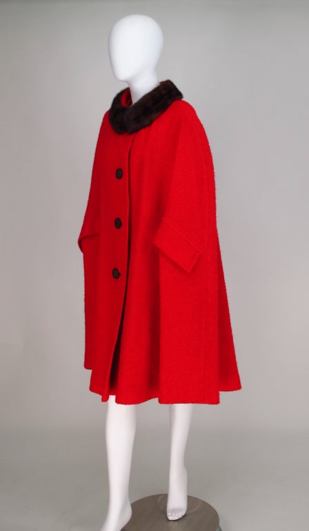 Red wool boucle cape with mink fur collar 1960s In Excellent Condition In West Palm Beach, FL