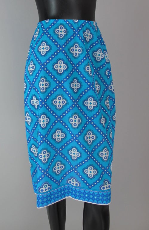Turquoise with a bold graphic and very Moorish inspired print... From Pucci's line for Formfit Rodgers circa 1960s...size small/tall...

All our clothing is dry cleaned and inspected for condition and is ready to wear...Any condition issues will