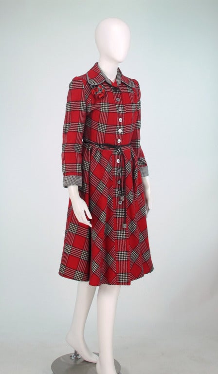 Fabulous in jeder Hinsicht rot:: schwarz und weiß karierten Mantel mit Schachbrettmuster trimmen in schwarz und weiß...Jean & Martin Pallant waren britische Designer:: ihre Firma in den 1970er Jahren & aus dieser Zeit gestartet...Traditionelle