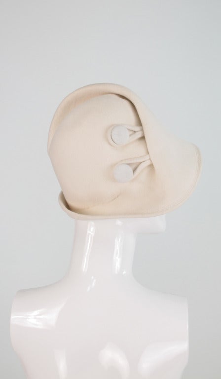 1960s Jean Patou marked reproduction ivory felt cloche hat In Excellent Condition In West Palm Beach, FL