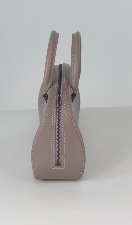 Louis Vuitton Epi Jasmin handbag in pale lavender...In excellent barely used condition...

Measurements are: 
12 1/2