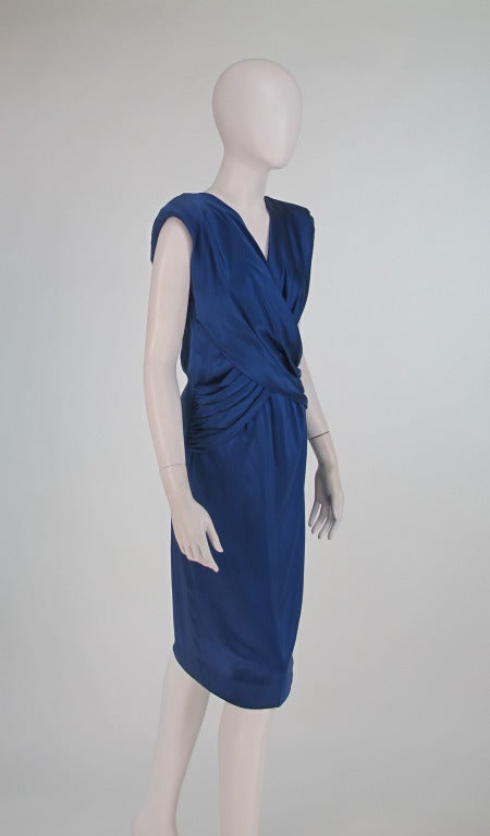 Vestido de cóctel de seda azul marino John Anthony, años 90 Púrpura en venta