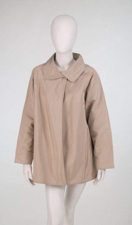 Zoran versatile classic khaki silk jacket with long raglan sleeves, open front and turned collar...OS...

In excellent wearable condition... All our clothing is dry cleaned and inspected for condition and is ready to wear...Any condition issues