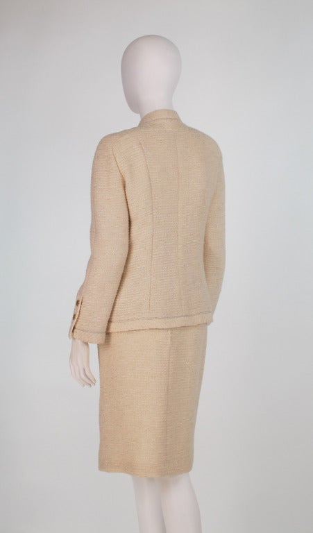 1980s Chanel ivory boucle suit with gold lurex thread 2