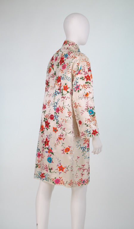 1950s hand embroidered ivory silk coat with birds & flowers In Excellent Condition In West Palm Beach, FL