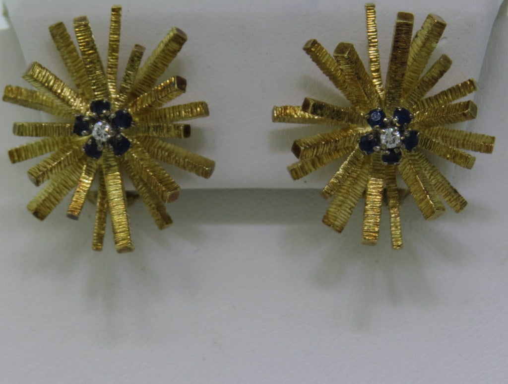 18k yellow gold earrings with diamonds and sapphires. Measurements - 25mm x 25mm. Weight - 19.1g
One post is missing - can be repaired upon request before shipping.