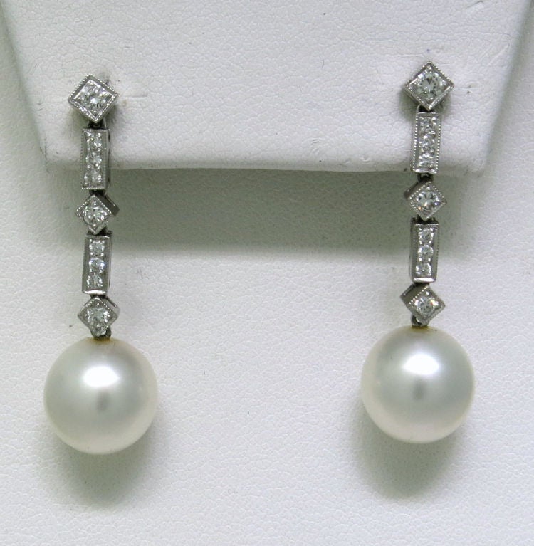 18k White Gold. Diamonds - approx. 0.38ctw H/VS
South Sea Pearls - 11.3mm in diameter
Earrings are 37mm long  (Inch=25mm)
Weight - 9.6g