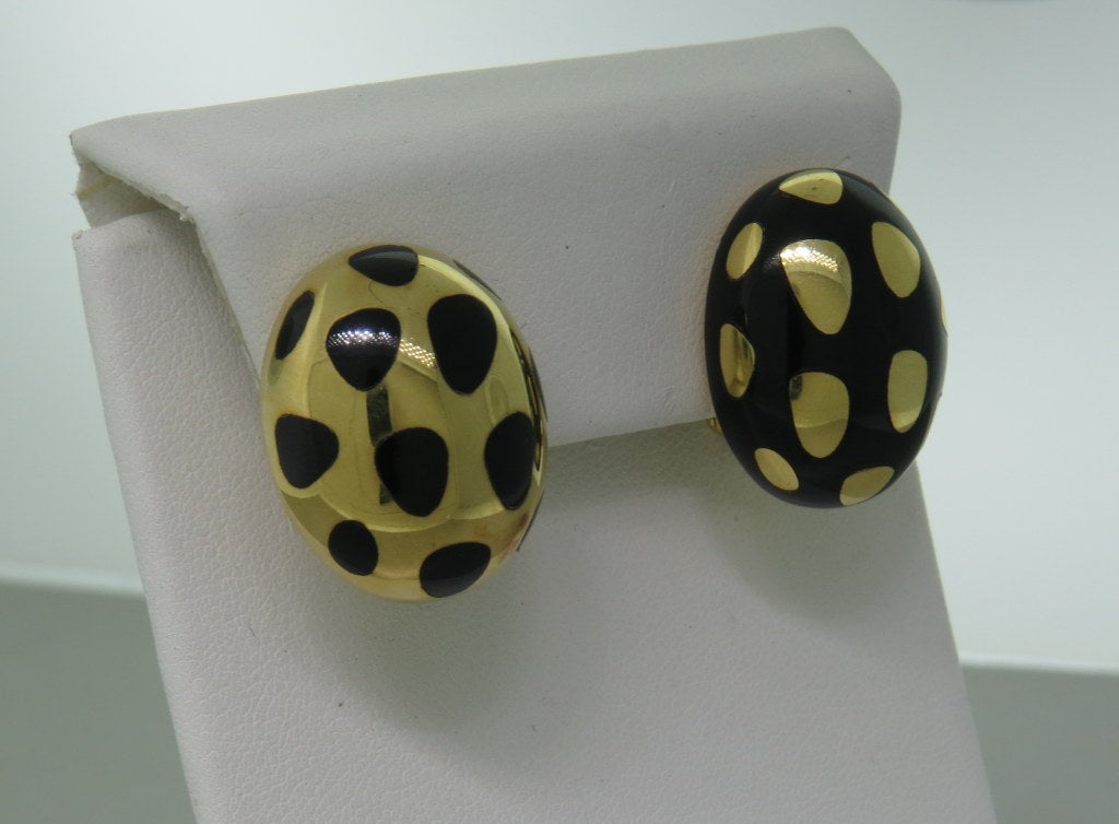 Oval bombay-style earclips in 18k yellow gold inset with black jade, creating a spotted design. Signed : Tiffany & co, 750. Measurements : 22mm X 17mm.