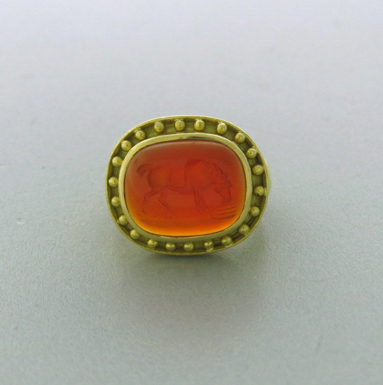 18k Gelbgold Ring mit Lünette gesetzt Karneol Pferd Intaglio umgeben von Gold Perlen verziert. Oberseite des Rings 20::5 mm x 17::7 mm. Der Ring hat die Größe 5 1/2.