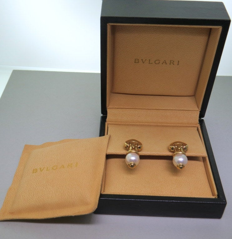 Bulgari Gold Pearl Earrings In Excellent Condition In Lambertville, NJ