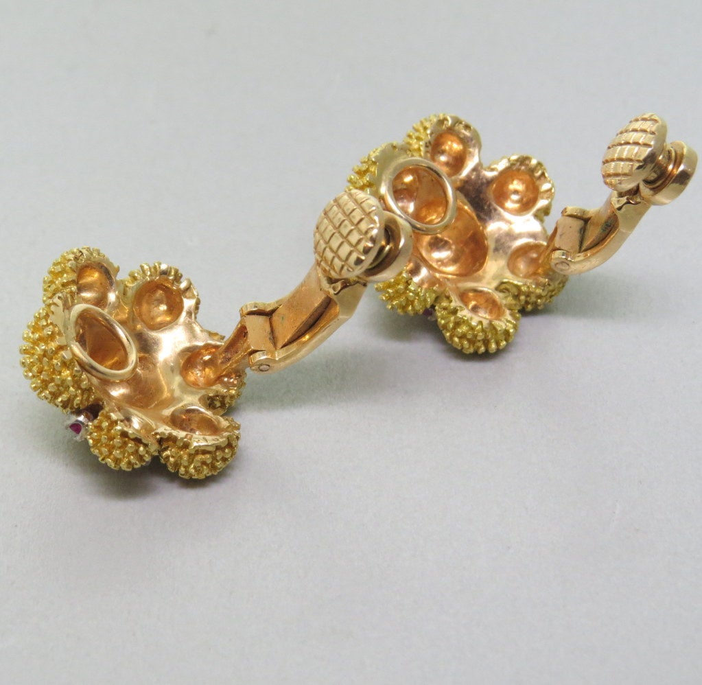 1960s Gold Ruby Flower Earrings In Excellent Condition In Lambertville, NJ
