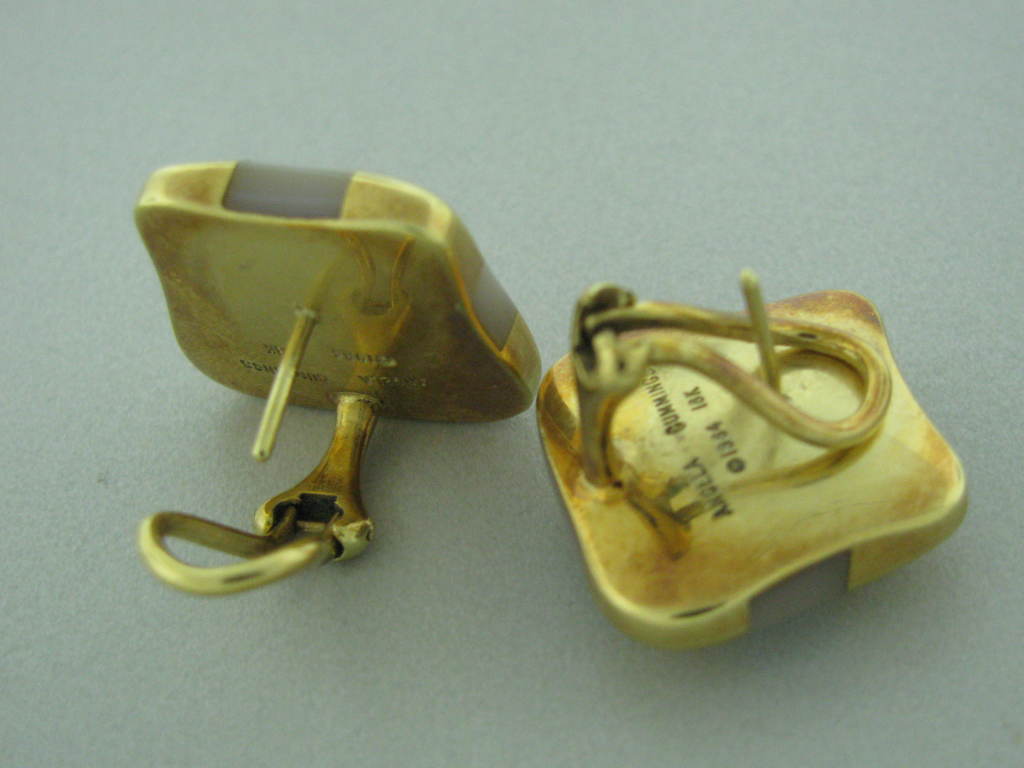 18K YELLOW GOLD,MARKED:ANGELA CUMMINGS, 1984, 18K. GEMSTONES:MOTHER OF PEAR, MEASUREMENTS: 20mm x 19mm (INCH = 25mm)WEIGHT:16.3g