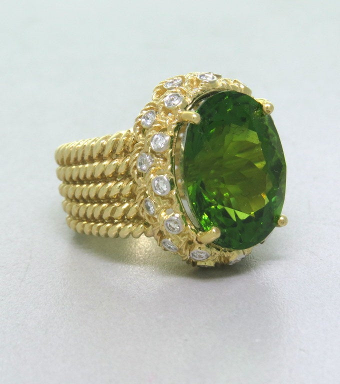 Großer 20ct plus natürlicher ovaler Peridot-Edelstein:: umgeben von ca. 0::70-0::75ctw VS/Si GH Diamanten:: gefasst in einer 18k Gelbgold-Ringfassung. Ring Größe 7:: Ring oben ist 23mm x 18mm. Peridot - 18::6mm x 14::55mm. Gewicht - 20::4g