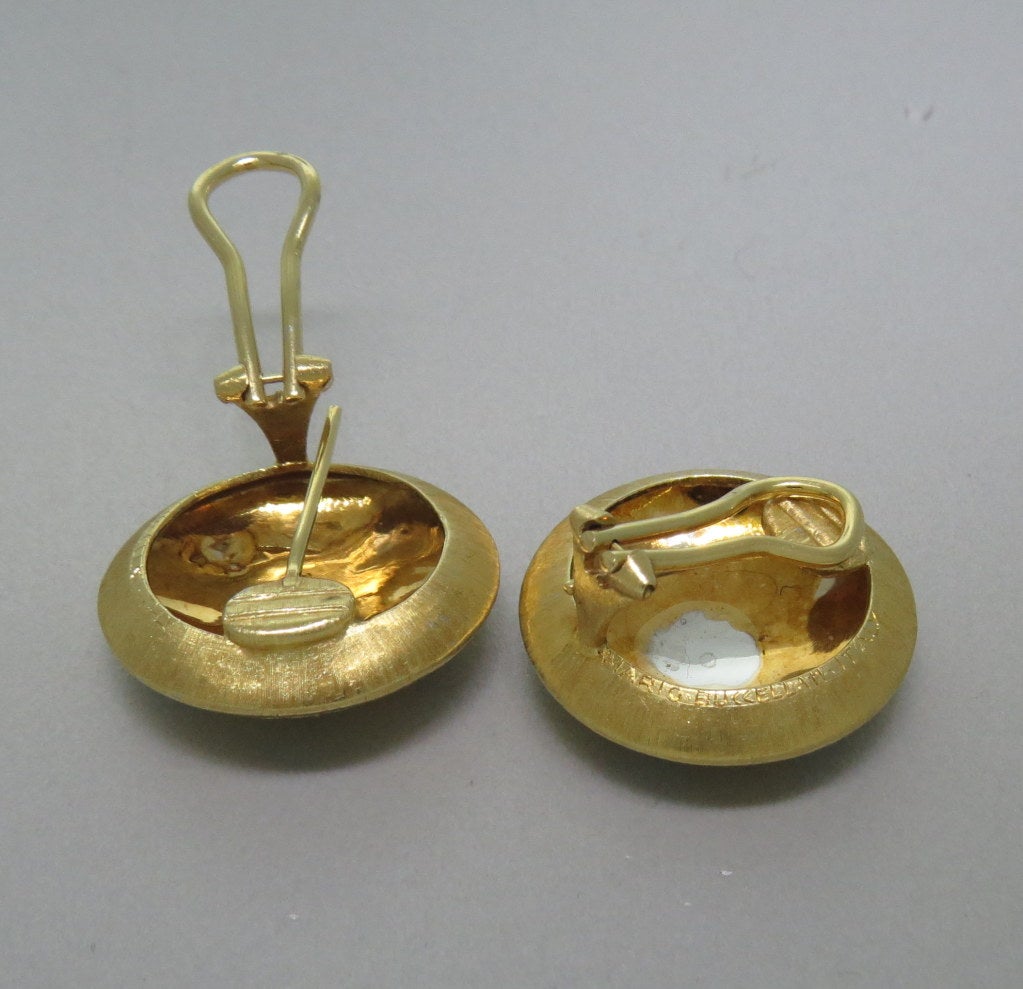 18k white and yellow gold button shape earrings. 26mm in deameter. signed: Mario Buccellati, Italy, 750, Makers gold punchmark. Original box.