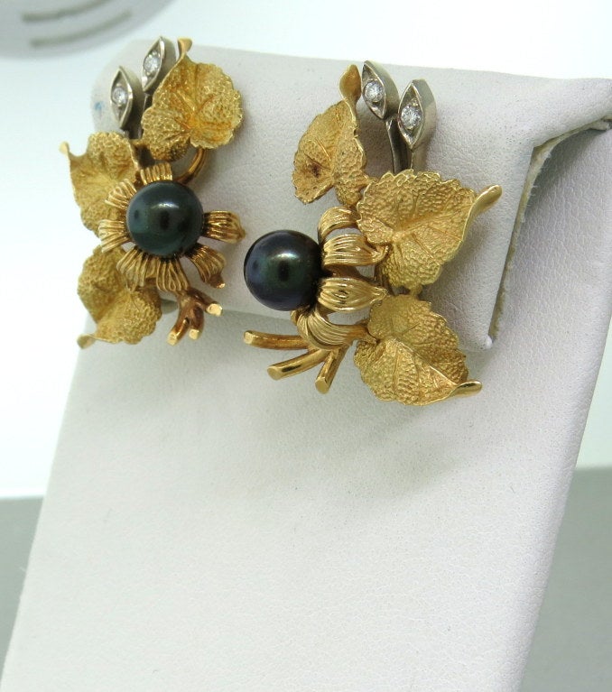 1960s 18k gold earrings and brooch set with diamonds and 7.1mm black pearls. Earrings are 34mm x 22mm. Brooch - 48mm x 37mm. Weight - 34.3g